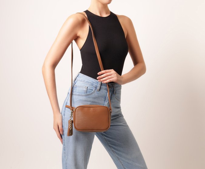 Bolsa Tiracolo Pequena Chaveiro Barbicacho Marrom