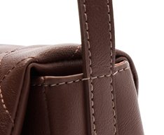 Bolsa Tiracolo Pequena Matelassê Triangular Envelope Marrom