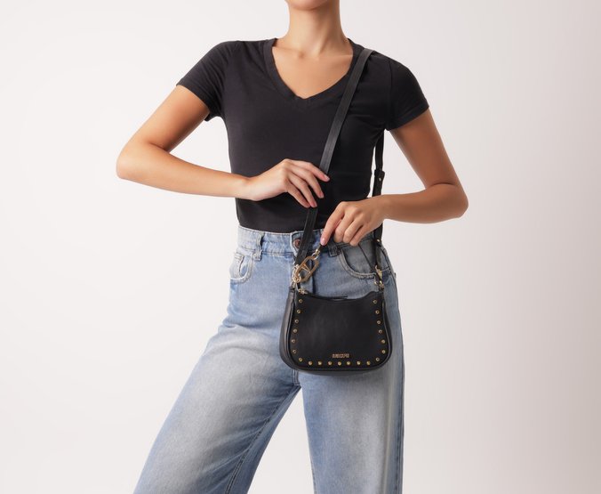 Bolsa Tiracolo Pequena Baguete Tachas Preta
