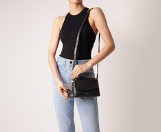 Bolsa Tiracolo Pequena Chaveiro Flor Preta