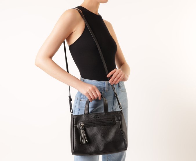 Bolsa Tote Média Bolso Frontal Barbicacho Preta