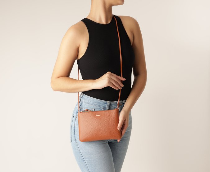 Bolsa Tiracolo Média Basic Marrom