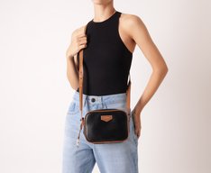 Bolsa Tiracolo Média Cápsula Metal Preta
