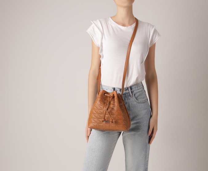 Bolsa Tiracolo Marrom Média Matelassê Triangular