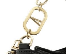 Bolsa Tiracolo Pequena Baguete Tachas Preta