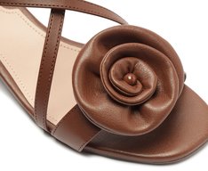 Sandália Salto Bloco Flor Marrom