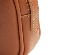 Bolsa Tiracolo Pequena Cápsula Mono Arredondada Marrom