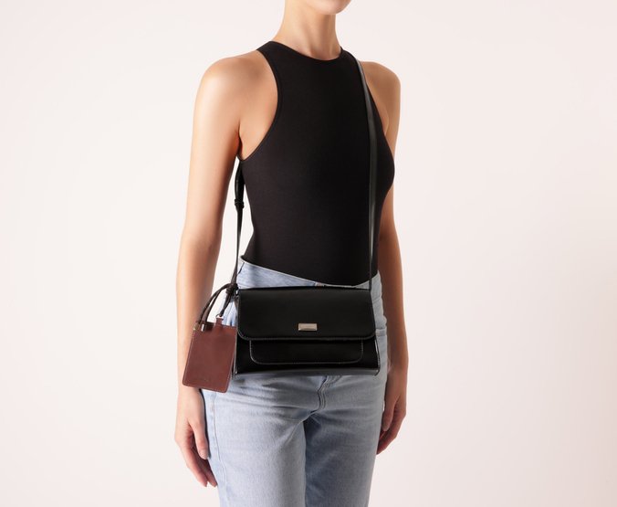 Bolsa Tiracolo Média Lisa Preta