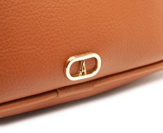 Bolsa Tiracolo Pequena Cápsula Mono Arredondada Marrom